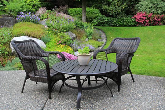 conception paysagère jardin terrasse avec 2 fauteuils et une table, Albertville, Ugine, Moutiers, Savoie